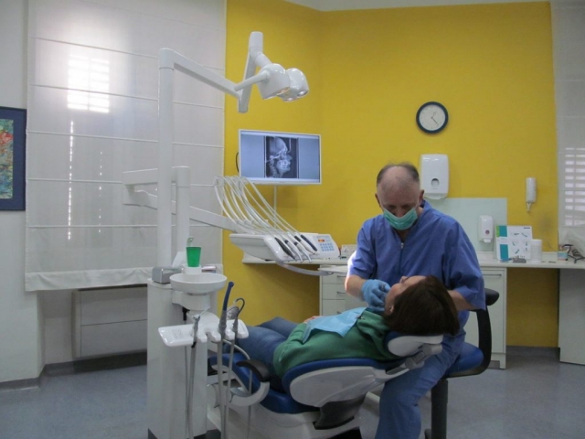 Doktor Pavlić sa pacijentom u ordinaciji